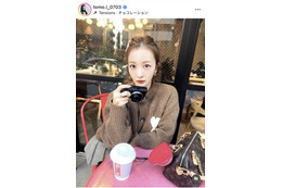 板野友美、キュートなブラウンニット×ポニテSHOTに反響「可愛すぎて尊い」「存在が映えてる」