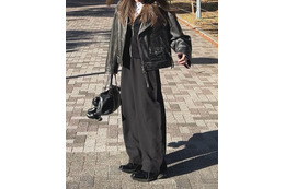 レザージャケットで魅せる冬の黒コーデ。ゆるっとしたカーブシルエットパンツ合わせがポイント【40代の毎日コーデ】