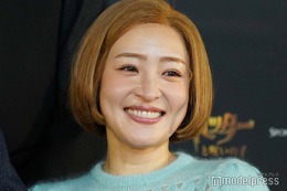 大沢あかね、メイク中オフショルショットで美デコルテ際立つ「爽やかセクシー」「お肌ツヤツヤ」と反響