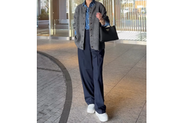 一枚でサマになるカーディガンをアウター風に着こなす。こなれ感たっぷりのリラックスな冬の装い【40代の毎日コーデ】