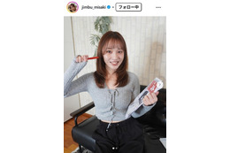 神部美咲、美脚際立つミニボトム×黒ストッキングコーデ「セクシー」「大人カジュアルで可愛い」の声 画像