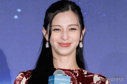 中条あやみ、29歳バースデーに幼少期ショット公開「おめめクリクリで面影ある」「絵画の天使そのまま」と反響