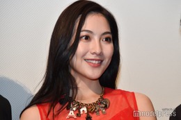 KARA知英、美脚スラリのミニスカ衣装姿「スタイル最高」「かっこよすぎて惚れる」と反響