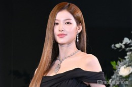 TWICEサナ「年に一度」素肌輝くオーバーオール＆ベアトップ姿披露「スタイルが神」「美しさレベチ」の声 画像