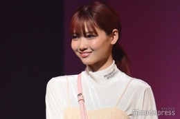 フォーエイト48あみか、“超ミニ”ショーパンで美脚披露「脚長い」「スタイル良すぎてビックリ」と反響 画像