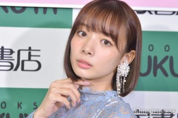 岡田紗佳、スリットから美脚スラリ バースデーショット公開「目が釘付け」「スタイル異次元」と反響 画像
