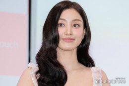 TWICEジヒョ、チューブトップ姿で美腹筋披露「女神」「憧れボディ」とファン絶賛