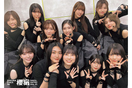 櫻坂46、写真集「櫻撮」“24時間限定”特典ポスター解禁 的野美青撮影の自撮り集合写真も