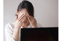 「まだ老眼じゃないはず」でも、夕方になると目がかすむ30〜40代女性に起きていることとは