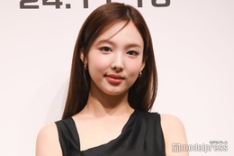 TWICEナヨン、素肌際立つベアトップ衣装姿に絶賛の声「憧れの骨格」「格好良すぎる」 画像