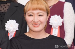 丸山桂里奈「2人を見てたら癒された」自宅での親子じゃれあいショットに「幸せに包まれてる」「素敵なファミリー」と反響