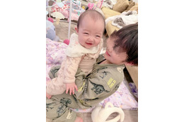 「愛が強め」辻希美、“妹が大好き”三男と次女の仲良し抱っこSHOTを公開