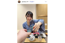 夜のひと笑い・こうの復縁恋人「こうくんのトレーナー借りてダボダボ感強め」ミニスカタイツコーデ披露「彼氏の服着てるの可愛すぎ」「スタイル抜群」と反響