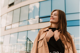 お育ちがバレます！「コートを脱ぐとき、羽織るとき」に絶対にしないで。訪問先で覚えておきたいマナーとは