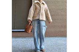 ショート丈コート×デニム。まだまだ寒い日に映える、明るめ配色のあったかコーデ【40代の毎日コーデ】 画像