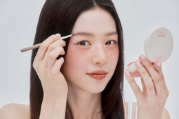 ファミマ限定コスメ「hana by hince」初のアイブロウペンシル登場 ティントにも春色3カラー追加 画像