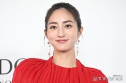 堀田茜、真っ赤なミニ丈ドレスで圧巻の脚線美披露 “基礎力”を大事だと感じる瞬間語る「海外ロケとかも年々…」【ULTIMUNE with LISA POP UP EVENT】 画像