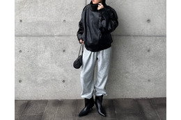 ZARAのレザージャケットでハンサムに。モノトーンで魅せる最旬スポーティスタイル【40代の毎日コーデ】