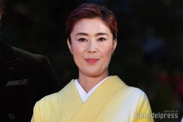 寺島しのぶ「背中に飛び乗ってきた」息子・尾上眞秀との仲良しショット公開「甘え方が可愛すぎ」「大きくなりましたね」の声