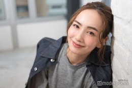 辻元舞、1938枚のシールで描いた“横浜中華街”が話題「あまりに大作」「色使いが天才的」