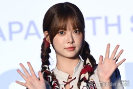 LE SSERAFIMウンチェ、パリで圧巻スタイル披露「座ってるだけで絵になる」「映画のワンシーンみたい」の声