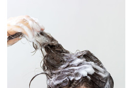 お風呂キャンセルしたい夜に。清潔感だけは死守する「大人の頑張らないヘアケア」