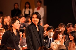 3冠受賞のSixTONES松村北斗、レカペ2回目 フォーマルなスーツ姿でにこやかに会釈【第49回日本アカデミー賞】