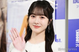 本田紗来、パーカー×ミニ丈から美脚スラリ「理想のスタイル」「ピンクのエクステも似合ってる」と反響