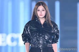 ゆうちゃみ、ミニスカ×センター分けで洗練された装い「脚の長さが際立つ」と絶賛の声【TGC2026 S/S】 画像