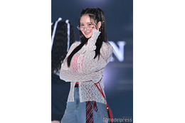 乃木坂46金川紗耶、リムレスメガネ×ハーフツインで雰囲気ガラリ 無邪気な笑顔で魅了【TGC2026 S/S】