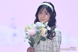 日向坂46小坂菜緒、花束×ガーリーコーデで甘さ全開「リアルお姫様」「ビジュ強い」と視線集中【TGC2026 S/S】