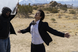 山下智久“永瀬”、砂漠の地で何が…『正直不動産』アメリカロケのメイキング写真