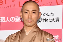市川團十郎「2人とも伸び盛り」背比べする麗禾＆勸玄の様子公開「ぐんぐん成長してる」「両親ともに高いからまだ伸びそう」と反響