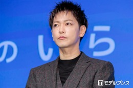 佐藤健、短髪姿で雰囲気ガラリ シックなスーツ姿で圧巻オーラ放つ