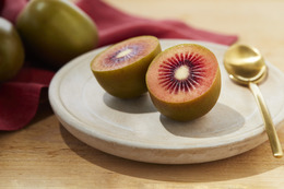 医師・石原新菜先生も「美肌・花粉症・老化ケア」で太鼓判！希少な赤いキウイが今年はスーパーで「手に入りやすくなった」理由とは