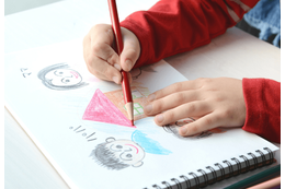 「絵を見てもらえなかった」と落ち込む孫　祖父がリビングに行くと⇒粋な計らいに「また描くね！」 画像