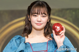 「御上先生」吉柳咲良、大胆スリットから美脚全開「腰の位置がレベチ」「着こなせるのすごい」と絶賛の声