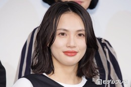 臼田あさ美、美脚際立つ白タイツコーデ披露「着こなせるのすごい」「可愛すぎ」と反響