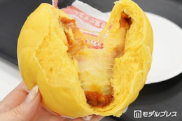 ファミマ“増量”ピザまんを実食！のびーるチーズ＆コク旨トマトの間違いない美味しさ＜45％増量作戦＞