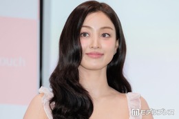 TWICEジヒョ、ブラトップ×ショーパン姿の寝そべりショット公開「圧倒的な美しさ」「まさに女神様」と反響