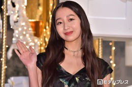 Cocomi“超ミニ”圧巻美脚ショットに驚きの声「体の半分以上が脚」「腰の位置高すぎ」