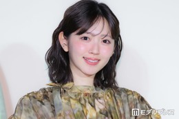 鈴木愛理、花柄上品ワンピで魅力放出 モットー明かす「絶対にやるっていうほうを選んで…」 画像