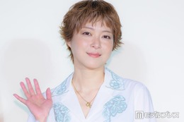 上野樹里、オン眉ショート×ハイトーンで雰囲気ガラリ ほっそり美脚も披露 画像