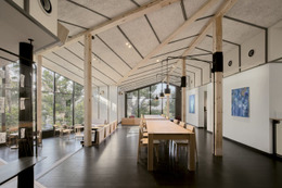 スタバ、東京・谷中の新店舗「カフェ & アートギャラリー」自然と吹き抜けが心地よい木造建築