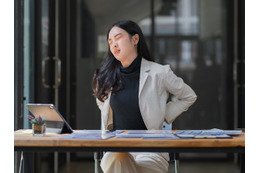 「最近痩せにくくなった」と感じたら、座り姿勢を見直して！今のままだと背骨が「Ｃの字」に歪む⁉