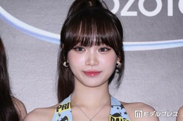 LE SSERAFIMチェウォン、美脚際立つカジュアルスタイルの愛犬散歩ショット公開「すれ違ったら思わず振り返る」「スタイル良すぎ」の声 画像