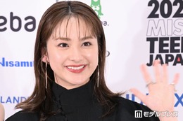 平祐奈、美脚際立つ春色セットアップ姿が話題「スタイル良すぎ」「いつもと違う雰囲気にドキッとした」 画像