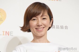渡辺満里奈、夫・名倉潤と「ペアルックになってしまった」腕絡める仲睦まじい姿に「いつまでもラブラブ」「お揃い可愛すぎる」の声 画像