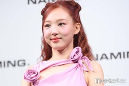 TWICEナヨン、透け感タイツ×ショーパンコーデで美脚チラリ「女神降臨」「スタイリング完璧」と絶賛の声 画像