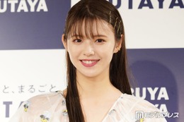 鈴木ゆうか、美脚全開のフリルミニパンツ姿に熱視線「シルエット最強」「透明感すごい」